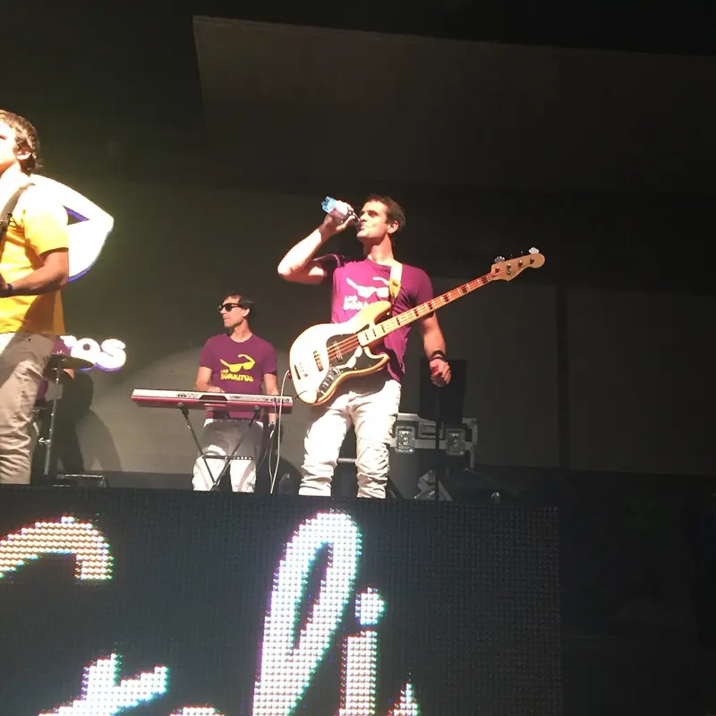 Ramón tocando el bajo en vivo con su banda