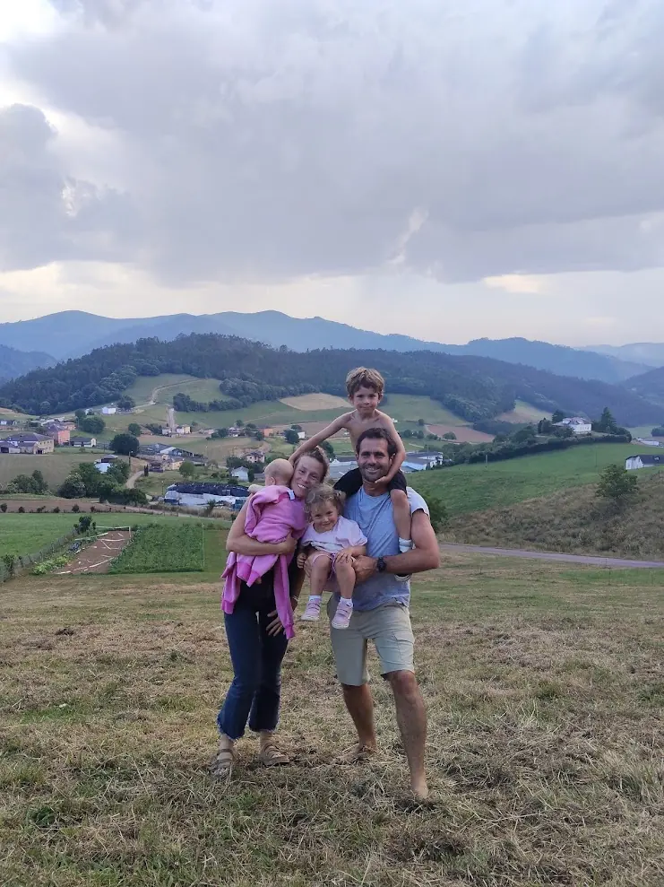 Ramón con su familia en las montañas de Asturias al atardecer
