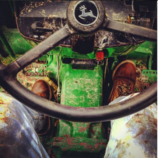 Vista desde la cabina de un tractor John Deere — J.A. Santiago SRL